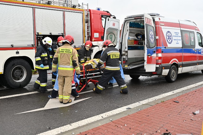 Groźny wypadek na skrzyżowaniu w Sukowie. Kobieta w szpitalu [ZDJĘCIA]