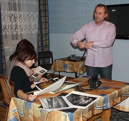 Jacek Brożek prezentował wychowankom swoje prace.