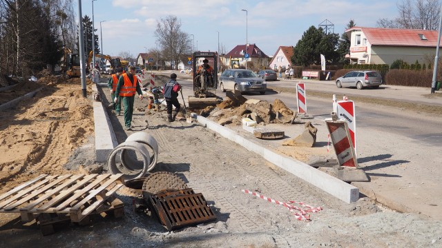 Prace przy budowie drugiego odcinka ścieżki w okolicy ul. Zielonej.  Odcinek ten poprowadzi aż do stacji paliw Tomsol