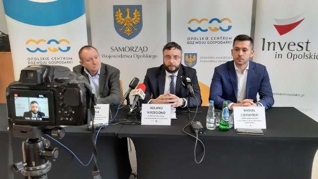 Andrzej Drosik (od lewej), Roland Wrzeciono i Michał Czerwiński podczas środowej konferencji.