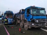 Kraków. Groźny wypadek na rondzie Grunwaldzkim. Zderzenie tramwaju z ciężarówką, są ranni [WIDEO]