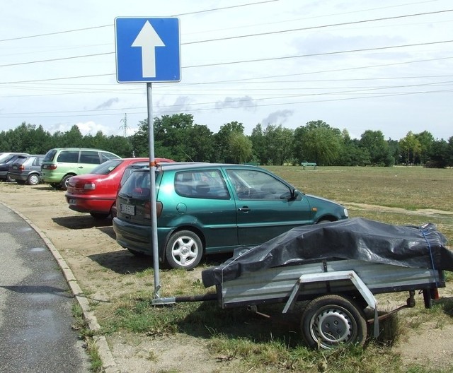 Przy ul. Ociosowej brakuje parkingu. Kierowcy zostawiają swoje auta na trawnikach.
