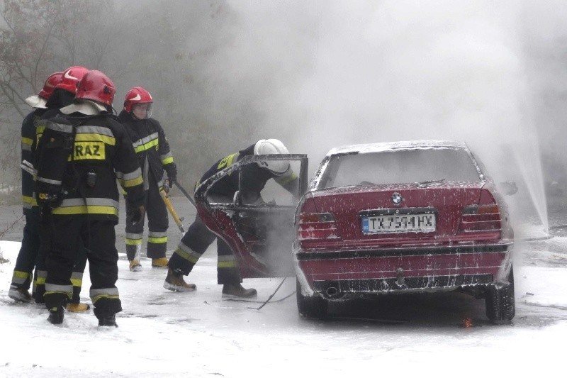Pożar BMW przy pętli autobusowej w Cedzynie