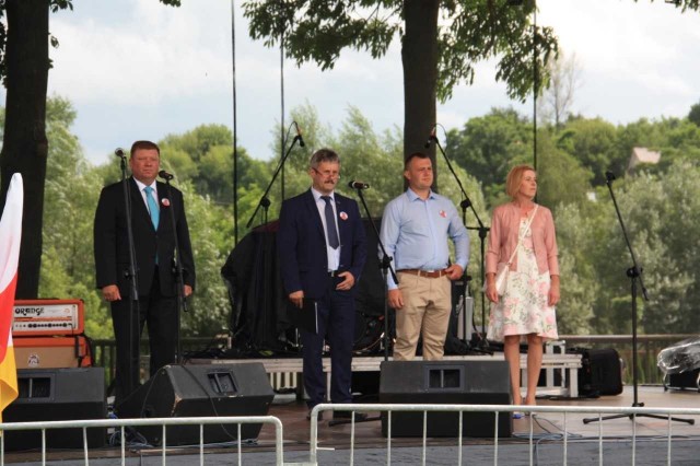 Wójt Marek Łukaszek i przewodniczący Rady Gminy Marek Kozieł z gospodarzami Święta Pomidora - Magdaleną Pieniążek i Tomaszem Skubidą.