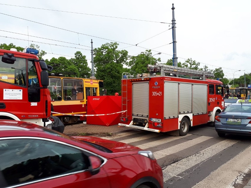 Śmiertelny wypadek na skrzyżowaniu ul. Piotrkowskiej i ul. Sieradzkiej w Łodzi! W zderzeniu z tramwajem zginął taksówkarz ZDJĘCIA