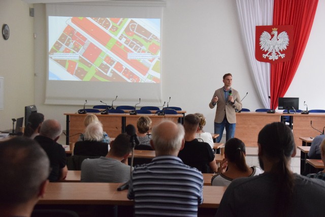 Spotkanie w Urzędzie Miasta Tychy. Spotkanie prowadzi urbanista Michał Lorbiecki