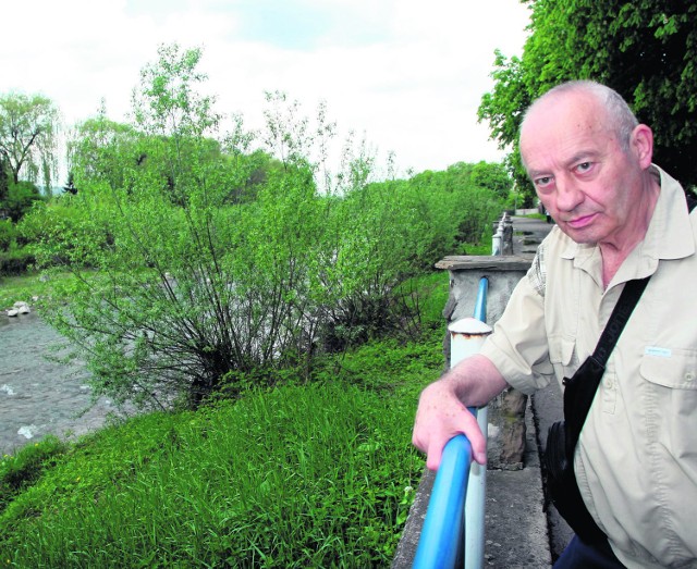 Marian Szabłowski z obawą obserwuje zwężanie koryta rzeki.