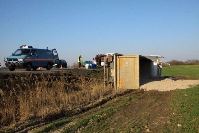 Ciężarówka przewoziła 26 ton żwiru.