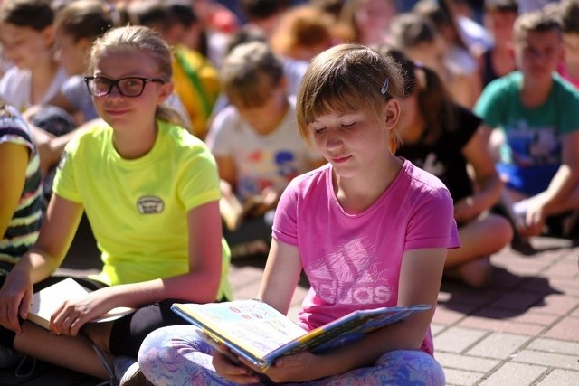Szkoła Podstawowa nr 6 w Toruniu wzięła dziś (8 czerwca) udział w ogólnopolskiej akcji „Jak nie czytam, jak czytam”. Uczniowie toruńskiej podstawówki głośno czytali książki na szkolnym boisku. W ubiegłym roku w akcji jednoczesnego czytania uczestniczyło 459 409 osób. Na wyniki i informacje, czy udało się pobić ubiegłoroczny rekord, trzeba poczekać.