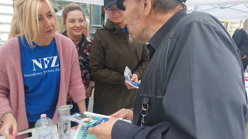 W senioralia NFZ zaprasza seniorów na badania w kiosku profilaktycznym oraz na pikink zdrowotny. Jak dbać o zdrowie w jesieni życia?