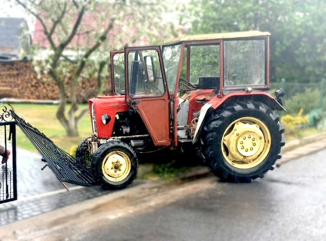 Do zdarzenia doszło w gminie Osieczna. Pijany kierowca traktora, wjechał w płot i zasnął za kierownicą.