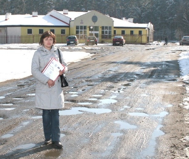 - Ta droga jest w bardzo złym stanie, nie ma chodnika i chcemy, żeby była wyremontowana jako pierwsza - mówi Wiesława Sadzik, sołtys Suchej. 