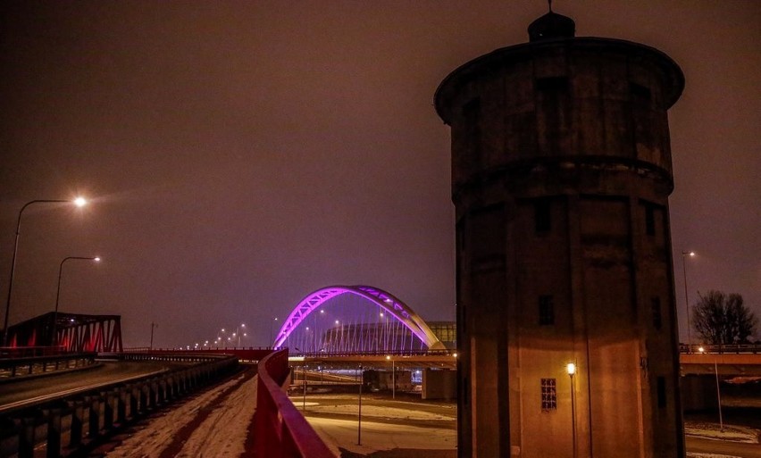 Gdańsk podświetlony na różowo w ramach akcji Pink Lips...
