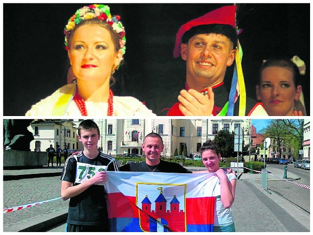 - Na scenie czuję się, jak ryba w wodzie - przyznaje bydgoszczanin. Pan Piotr z młodzieżą na tle bydgoskiego ratusza.