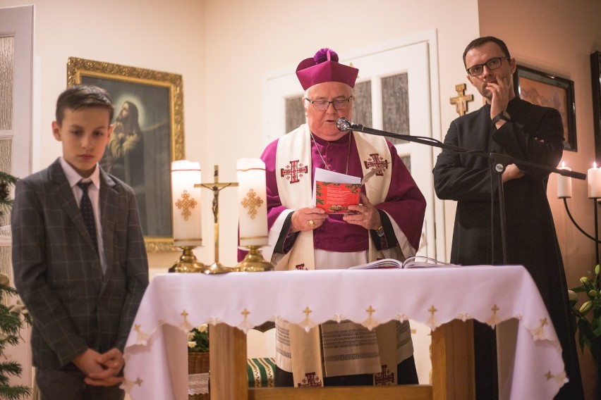 Wigilijne spotkanie w słupskim hospicjum z udziałem biskupa Pawła Cieślika