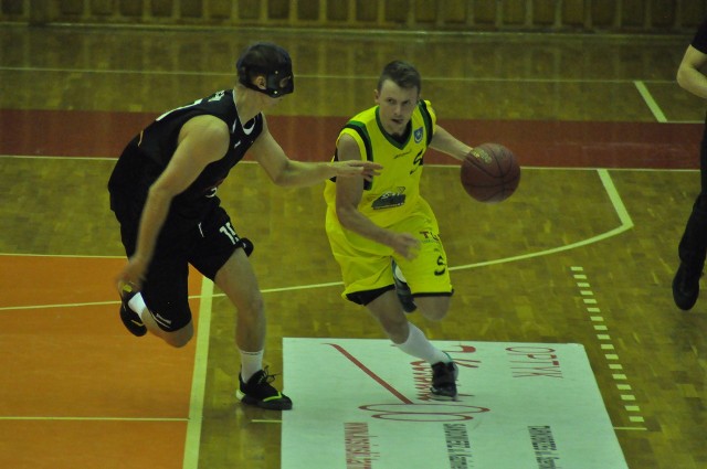 Koszykarze Siarki Tarnobrzeg (z piłką Krzysztof Jakóbczyk) przegrali wyjazdowy mecz z PGE Turów Zgorzelec.