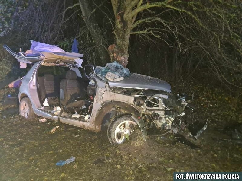 Wypadek w Ożarowie. 16-latek zabrał rodzicom samochód i rozbił go na drzewie. Z wraku auta uwalniali go strażacy