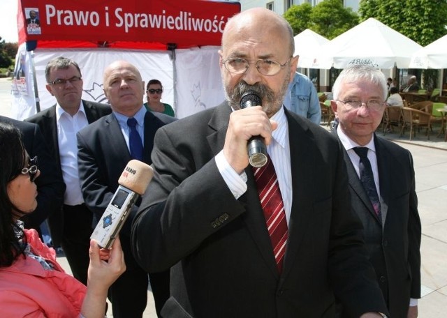 - W Parlamencie Europejskim reprezentują nas ludzie, którzy zdradzili polskie interesy. My nie damy się kupić ani przestraszyć &#8211; mówił Bogdan Pęk.