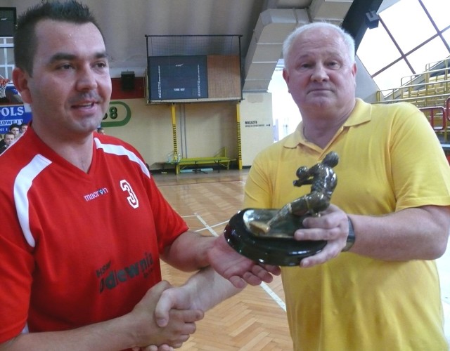 Jan Such (z prawej) wręczył statuetkę dla najlepszego przyjmującego stalowowolskiego turnieju Maciejowi Skalnemu z zespołu HSW Odlewnia.