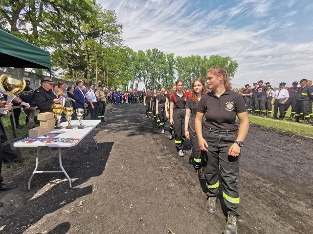 Na boisku MLKS Orzeł Kcynia zmierzyli się w ćwiczeniach bojowych, musztrze i sztafecie pożarniczej z przeszkodami reprezentanci OSP z gminy Szubin i Kcynia