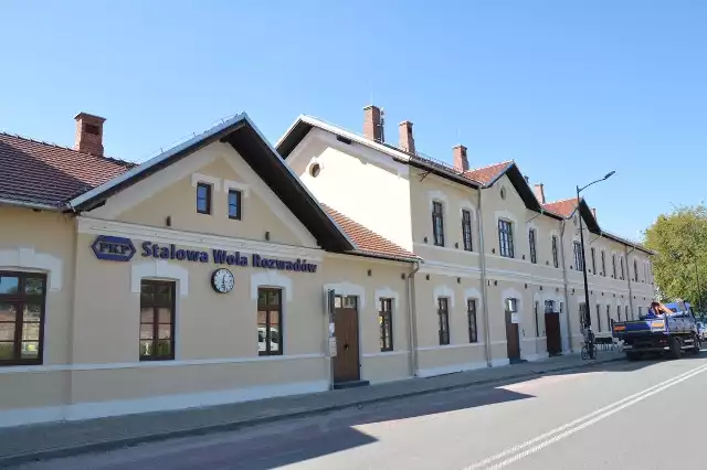 Wyremontowany i zmodernizowany dworzec kolejowy w Stalowej Woli wygląda imponująco. Zobacz kolejne zdjęcia.