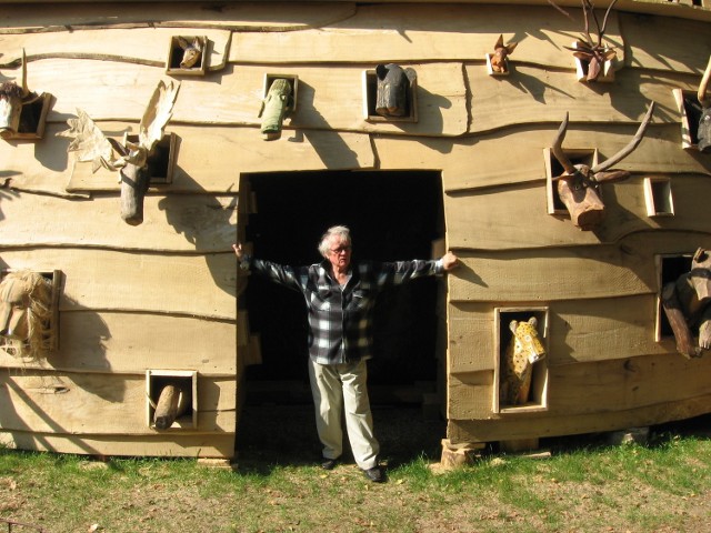 Artysta wewnątrz swojej rzeźby, „Arki Wilkonia”