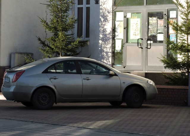 Mogłoby tu stać o wiele więcej samochodów, ale plac jest zbyt „delikatny”.