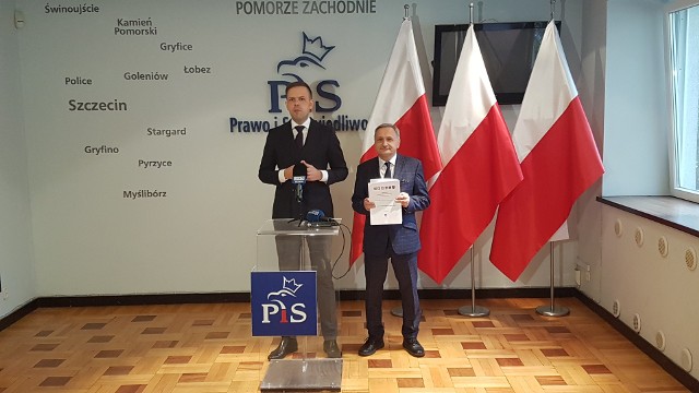 Konferencja radnych PiS. Od lewej: Rafał Niburski, Maciej Kopeć