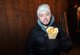 Znany youtuber Książulo odwiedził jarmark świąteczny w Poznaniu. Kupił tu najdroższe frytki w Polsce! "No szkoda słów, szczerze mówiąc"