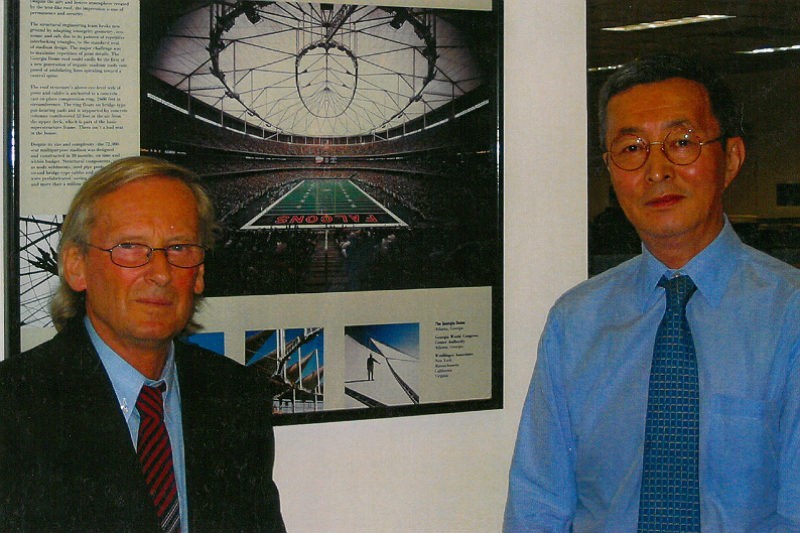 Jan Jakubowski (z lewej) w towarzystwie  Joonga C. Lee -...