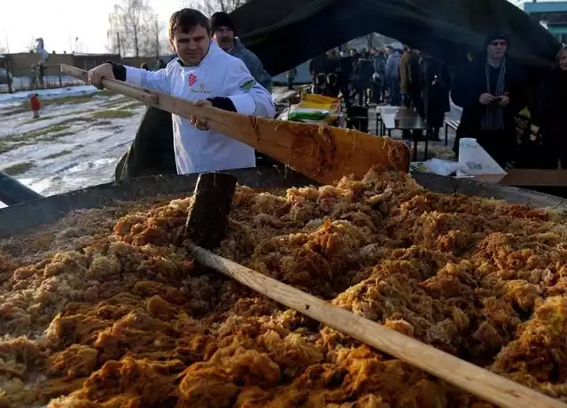 Bigos przygotowano na wielkiej patelni.