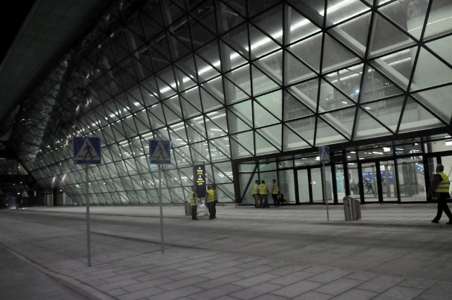 Nowy terminal Kraków Airport został przetestowany. Inwestycja ma zostać oddana do użytku jeszcze we wrześniu.