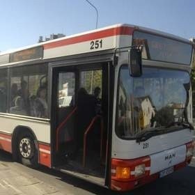 27 października z autobusu w Kędzierzynie-Koźlu  wypadła starsza kobieta. Uderzyła w betonowy chodnik.
