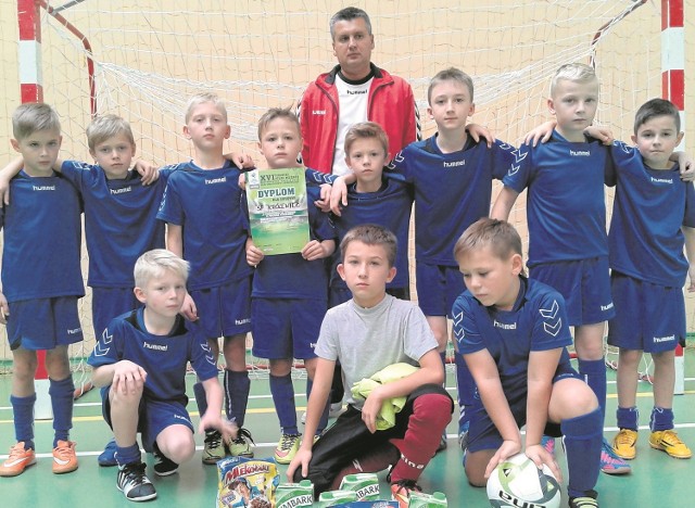 Chłopcy z Królewca wywalczyli awans do finału wojewódzkiego turnieju „Z podwórka na stadion o Puchar Tymbarku”.