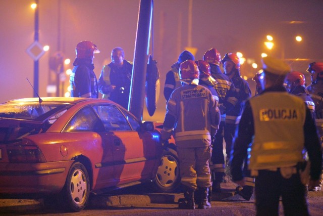 Wysłużona sportowa calibra została rozbita na latarni