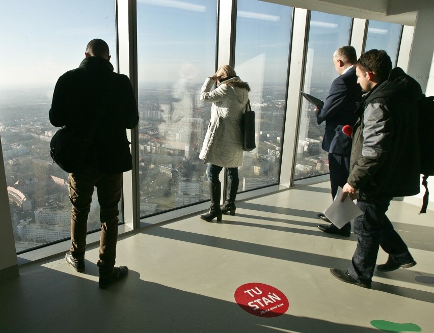 Punkt widokowy na Sky Tower otwarty. Straż: można wpuścić więcej ludzi [ZDJĘCIA]