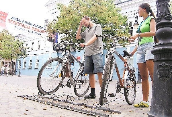 Wiele stanowisk postojowych dla rowerów  wygląda we Włocławku właśnie tak...