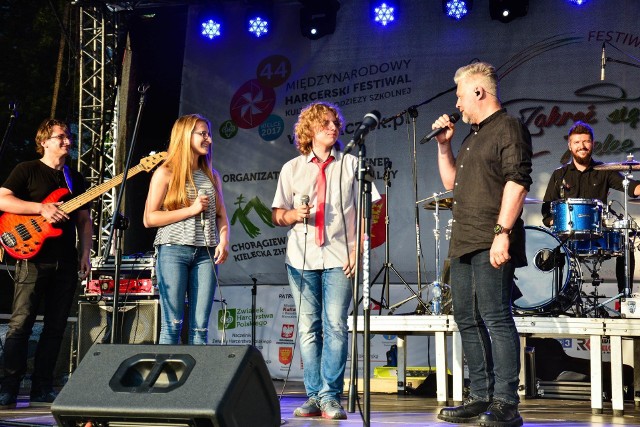 Największy Zespół Rockowy z Arturem Gadowskim liczył ponad stu muzyków. Na scenie z wokalistą od lewej: Dariusz Jurkowski, Wiktoria Miter, Michał Bojczuk oraz perkusista Krzysztof Pitula.