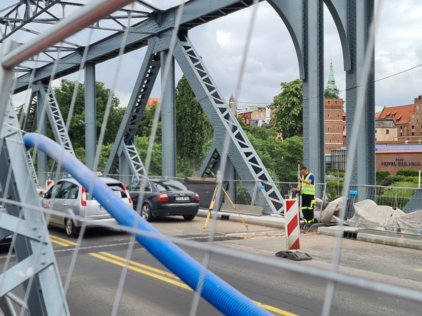 Praca na starym moście w Toruniu wre. Czy szybciej będzie można zrezygnować z weekendowych zamknięć?