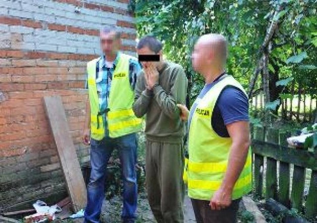 Konrad Ś. w towarzystwie policjantów podczas wizji lokalnej w gospodarstwie swojej zamordowanej babci
