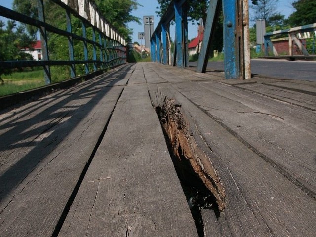 Mosty sypią się ze starości. Władze powiatu zapowiadają ich remont podczas budowy nowego.