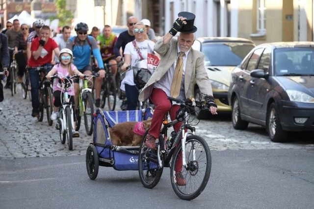 Toruńscy rowerzyści z upodobaniem organizują masy krytyczne (na zdjęciu masa elegancka), więc z pewnością przystąpią do walki o puchar 