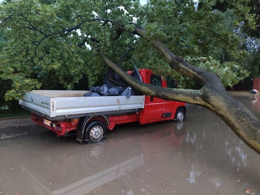 Potężna burza z oberwaniem chmury przeszła przez wiele miast...