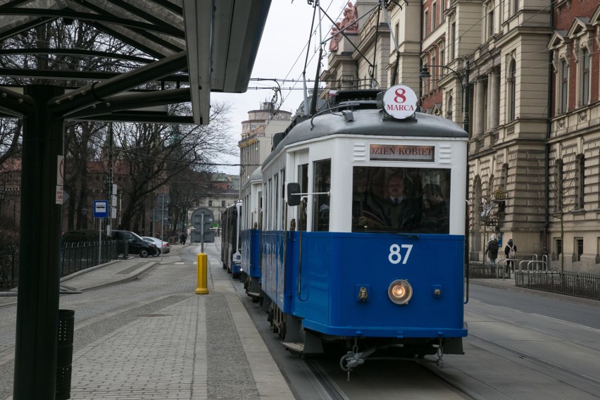 Dzień Kobiet 2018. Pasażerki dostały kwiaty w zabytkowym tramwaju [ZDJĘCIA]