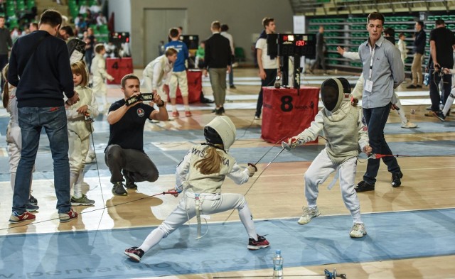 Za nami XVII Otwarte Mistrzostwa Bydgoszczy we florecie dziewcząt i chłopców do lat 14. W sobotę w hali Łuczniczka w Bydgoszczy rywalizowało kilkuset uczestników. Zobaczcie naszą fotorelację!