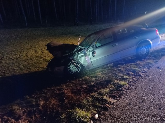 Do nietypowej sytuacji doszło na autostradzie A2 w powiecie międzyrzeckim. W jednym miejscu doszło do trzech kolizji. W każdej z nich uczestniczyły dwa pojazdy. Autostrada w stronę Poznania przez ponad godzinę była zablokowana.To zdarzenie miało miejsce we wtorek, 15 lutego, w godzinach wieczornych. Po godzinie 18. służby dostały zgłoszenie do zdarzenia, w którym łącznie uszkodzonych zostało sześć pojazdów. - Zdarzenie miało miejsce na pasie autostrady A2 w stronę Poznania. Obecni na miejscu policjanci ustalili, że w tym samym miejscu doszło do trzech kolizji, w każdej z nich uczestniczyły dwa pojazdy - mówi sierżant sztabowy Mateusz Maksimczyk, oficer prasowy Komendy Powiatowej Policji w Międzyrzeczu. Jedna osoba uskarżała się na ból brzucha. Przewieziono ją do szpitala. Po wykonaniu badań okazało się jednak, że nic poważnego się nie stało. Skończyło się na uszkodzonych pojazdach, wobec czego zdarzenie zakwalifikowano jako kolizję, a sprawców ukarano mandatami.  Do kolizji doszło na autostradzie A2 na pasie w kierunku Poznania: