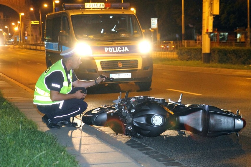 Wrocław: Wypadek motocyklisty przy moście Grunwaldzkim (ZDJĘCIA)