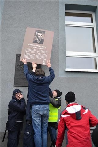 Częstochowa: Poseł Jaskóła przepychał się z policją, która broniła tablicy z sierpem i młotem