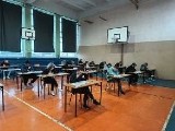 Matura próbna 2024 z matematyki w szkołach powiatu pińczowskiego. Zobacz zdjęcia