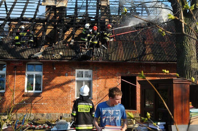 Ogień w budynku dawnej szkoły w Dworzysku, niedaleko Świecia